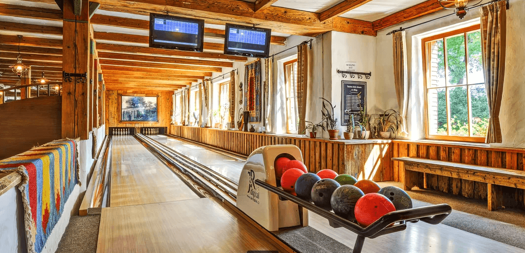 Hodina bowlingu a řízky až pro 4 osoby