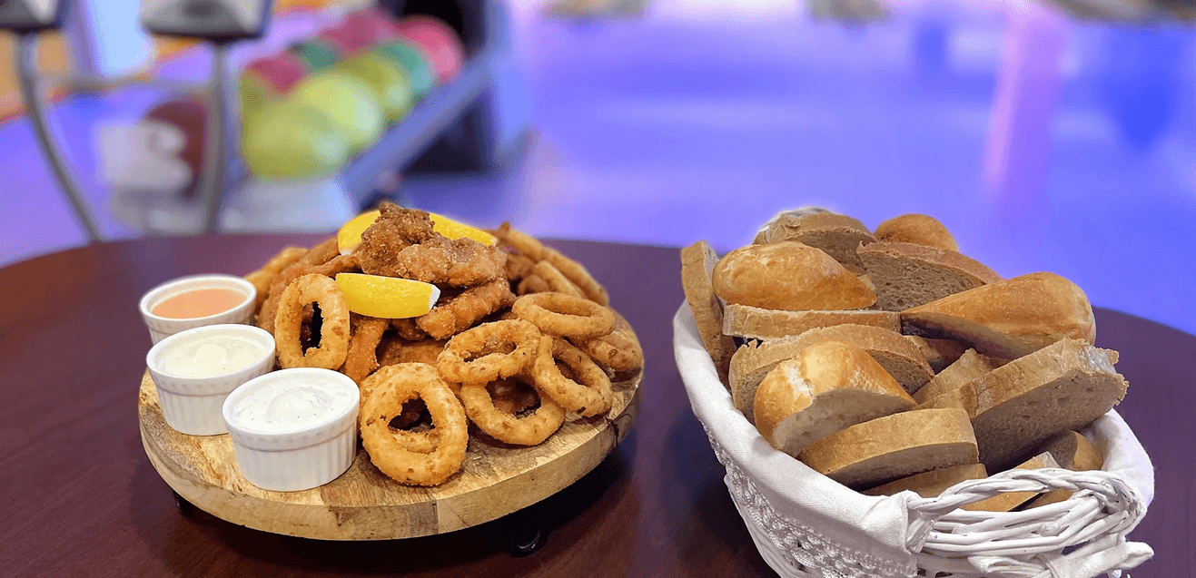 2 hod. bowlingu, mix řízků o váze 600 g, cibulové kroužky a další přílohy až pro 6 osob 