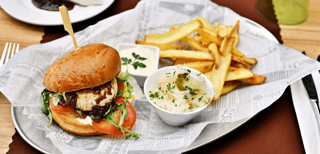 Posezení u Karlova mostu: burger podle výběru, hranolky, salát a cheesecake 
