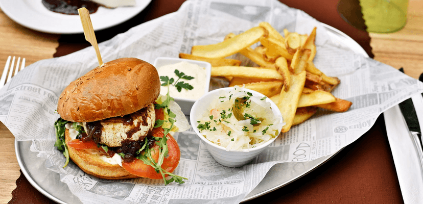 Posezení u Karlova mostu: burger podle výběru, hranolky, salát a cheesecake 
