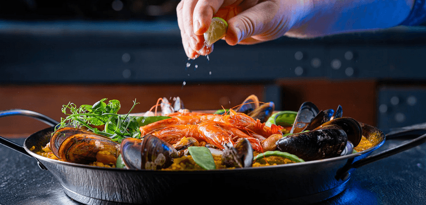Paella pro dva a sklenka nebo láhev vína k tomu