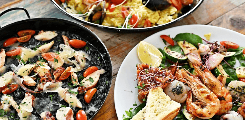 Chutě Středomoří: variace předkrmů, černé risotto i grilované mořské plody