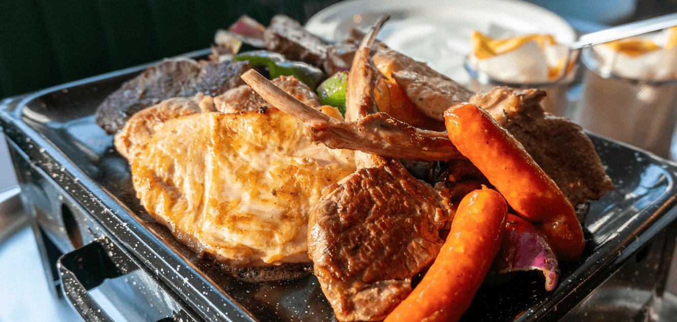 Masové pochoutky servírované přímo z grilu, zelenina a hranolky pro 2–3 osoby