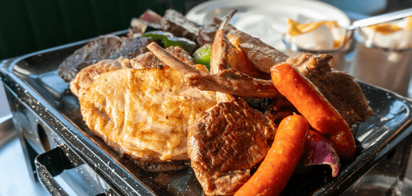 Masové pochoutky servírované přímo z grilu, zelenina a hranolky pro 2–3 osoby