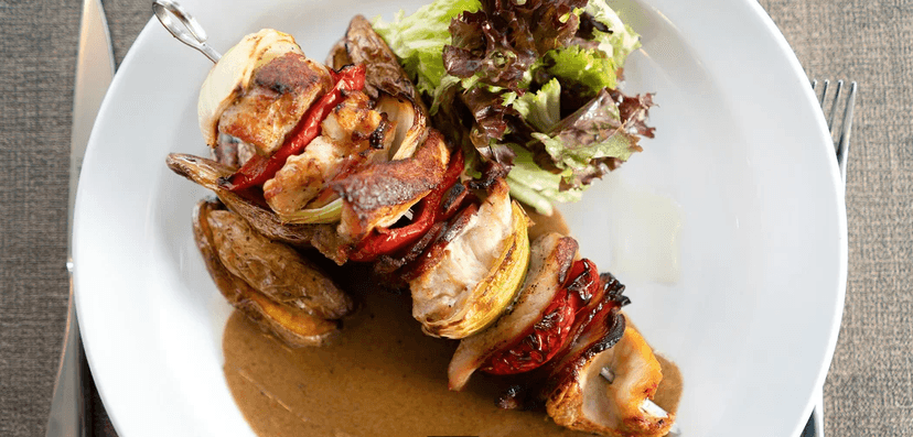 Tři chody v restauraci s výhledem na řeku: domácí paštika, špíz a crème brûlée pro dva 