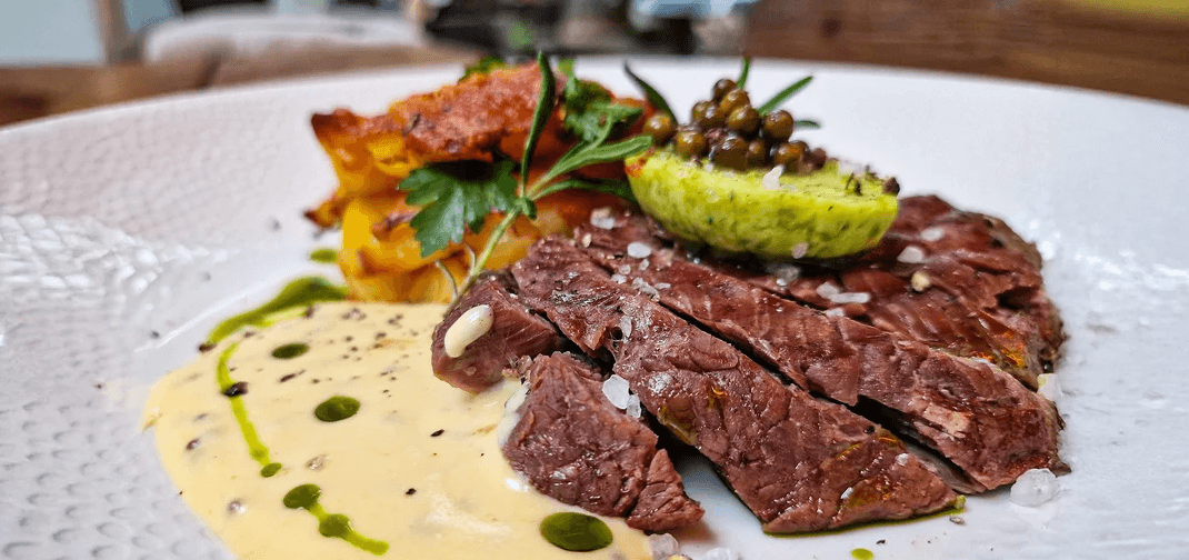 Tříchodové degustační menu pro dva: francouzský tatarák, hovězí steak, dezert a láhev prosecca 