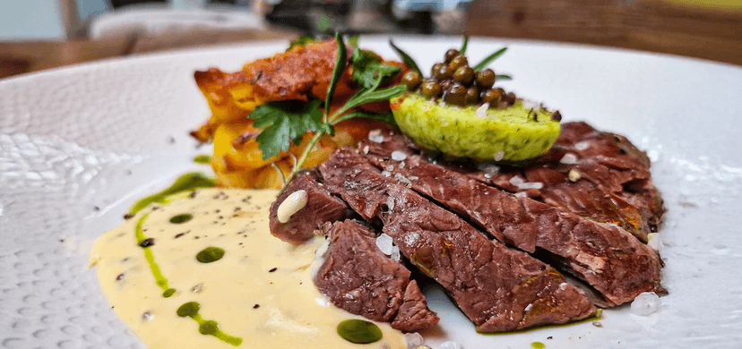Tříchodové degustační menu pro dva: francouzský tatarák, hovězí steak, dezert a láhev prosecca 