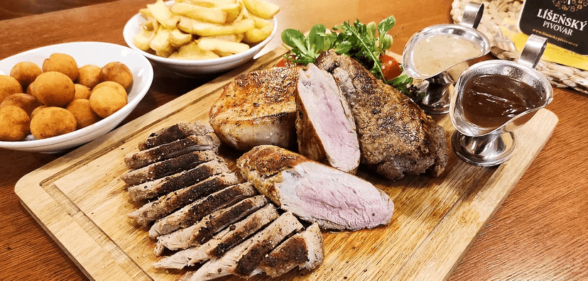 Steakové prkno v Líšeňském pivovaru: 4 druhy masa, přílohy a omáčky pro 2 