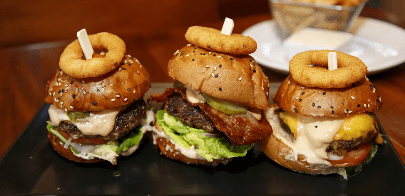 Dva mini burgery, malé hranolky a dip pro 1 osobu 