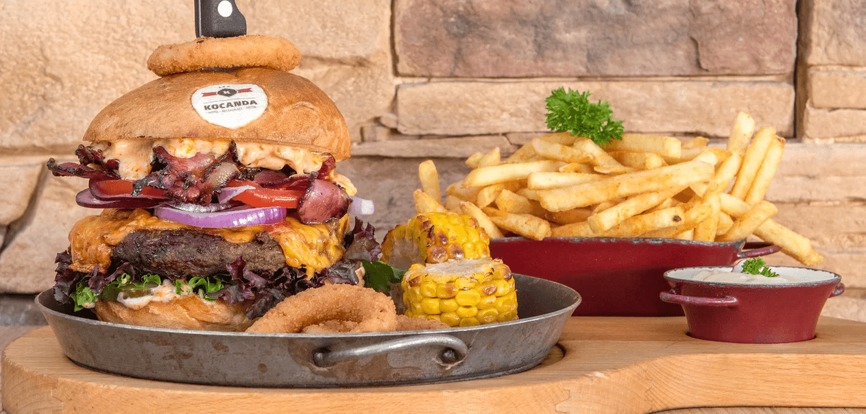 Telecí cheeseburger, cibulové kroužky, kukuřice, hranolky a pivo