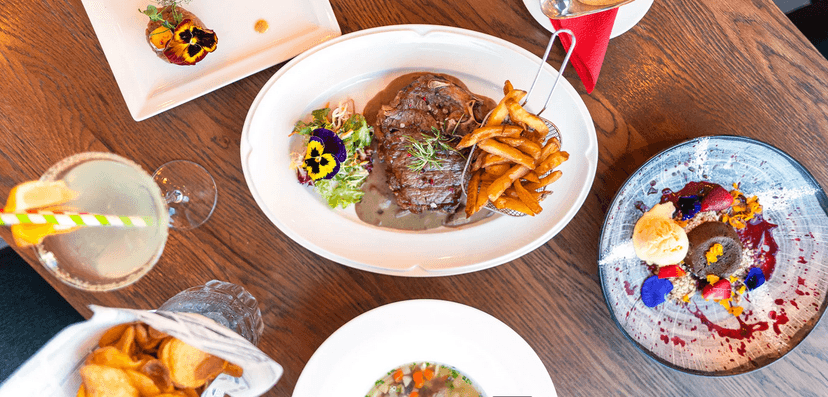 Pětichodové menu v moderní restauraci MB: tatarák, vyzrálý New York steak, fondán a další dobroty