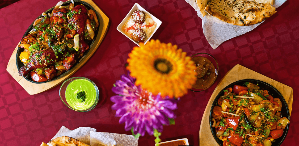 Tandoori mix pro 2 osoby: chicken tikka, tandoori chicken, pudina tikka, naan, rýže, omáčky i dezert 
