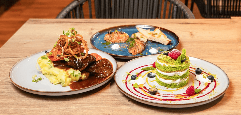 Tříchodové menu pro 2 v netradičním gastropubu: maso naložené v pivu, tatarák i mechový dort