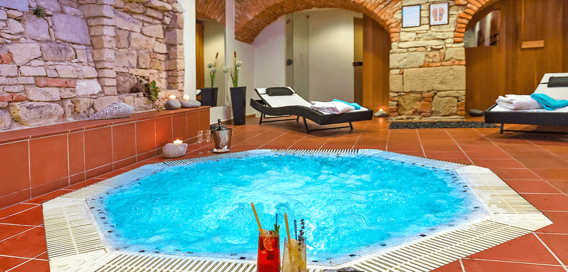 Bylinná koupel, sauna, wellness i čtyřchodová večeře s vínem pro 2 osoby 