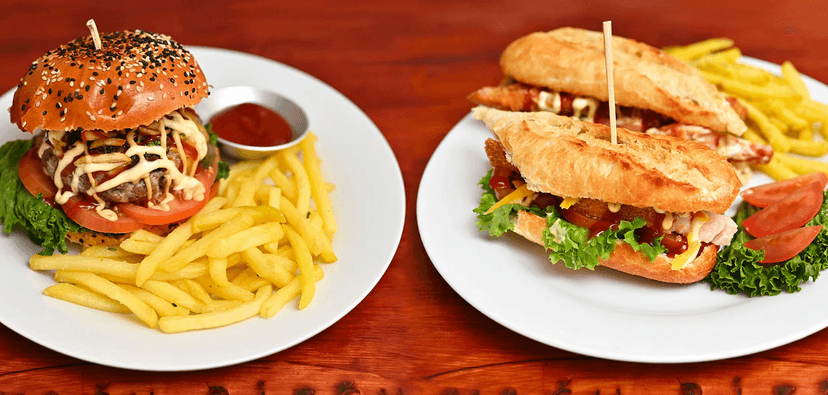 Peruánský burger nebo sendvič a hranolky s omáčkou 