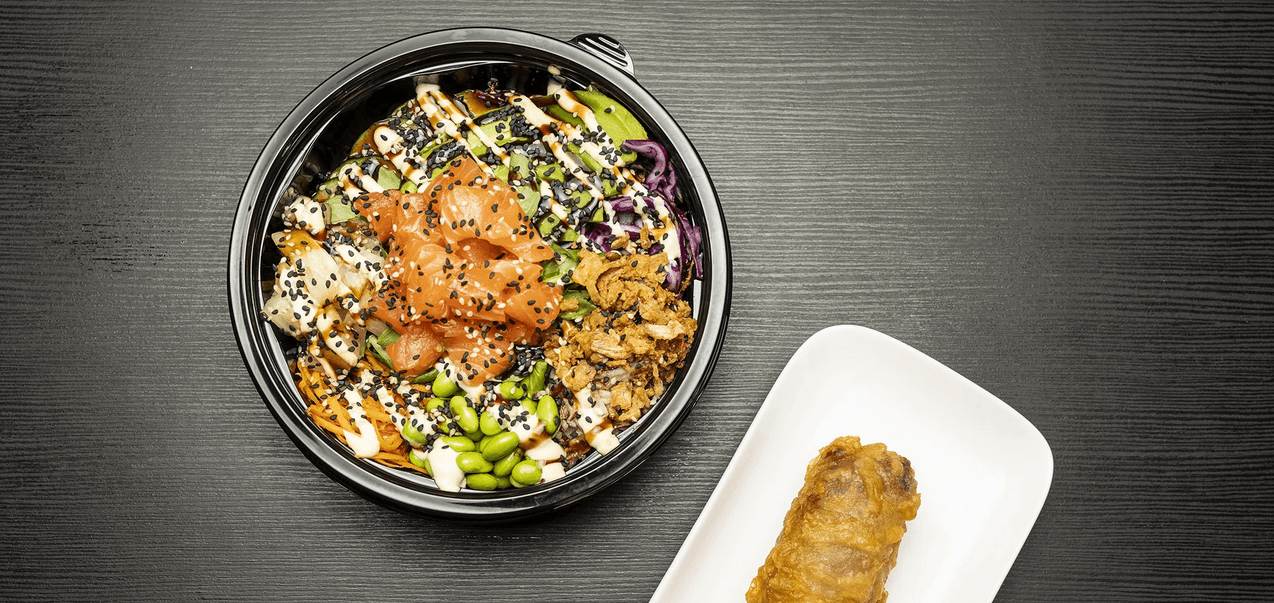 Havajský poke bowl s kuřetem, lososem či tofu a jarní závitek na odnos s sebou