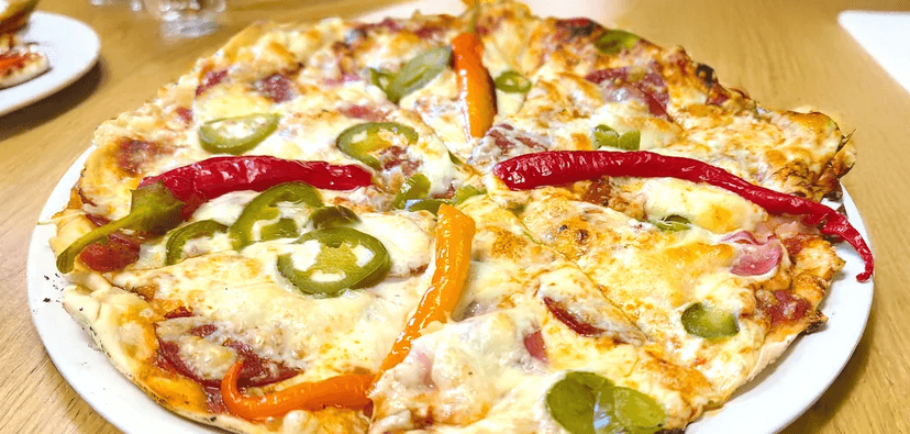 Maxi pizza o průměru 60 cm: sýrová, se šunkou nebo slaninová s kozími rohy