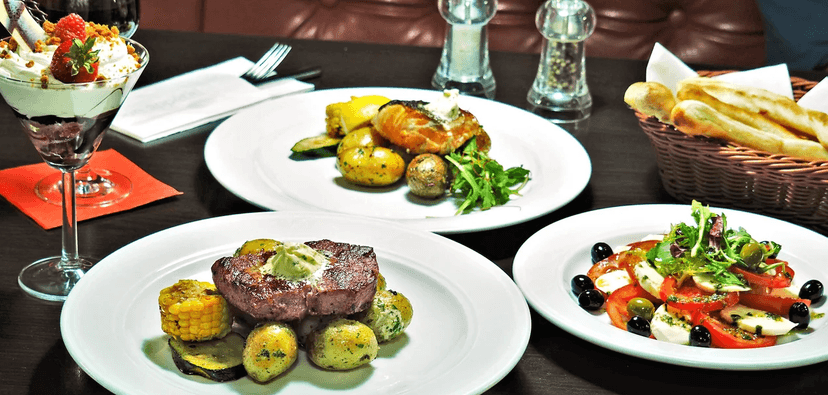 Tříchodové menu : salát caprese, steak nebo losos a dezert