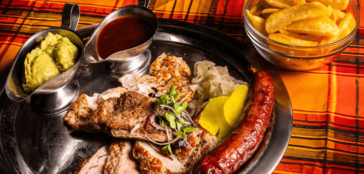 Mix grilovaných dobrot: steaky z pravé svíčkové, zvěřinová klobása i hranolky, 500 g 