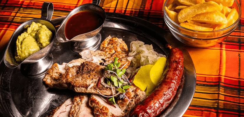 Mix grilovaných dobrot: steaky z pravé svíčkové, zvěřinová klobása i hranolky, 500 g 