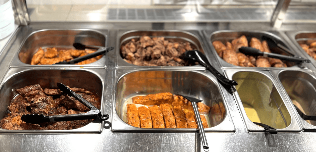 Večeře „sněz, co můžeš“ : saláty, hlavní chody i zmrzlina 