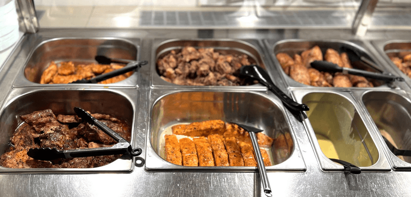 Večeře „sněz, co můžeš“ : saláty, hlavní chody i zmrzlina 