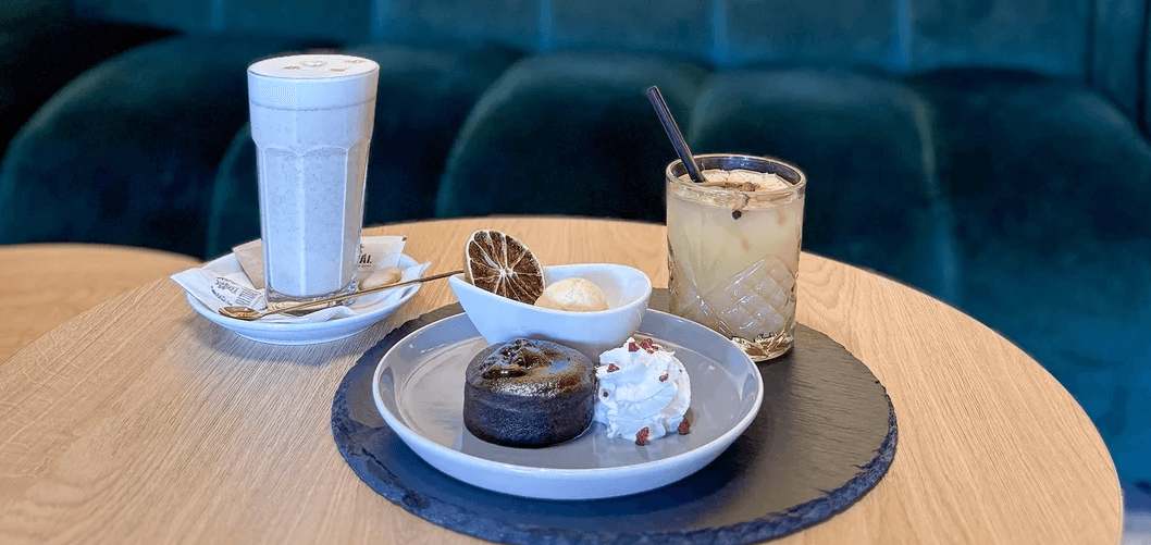 Chai latte, zimní koktejl a brownie v krásné kavárně