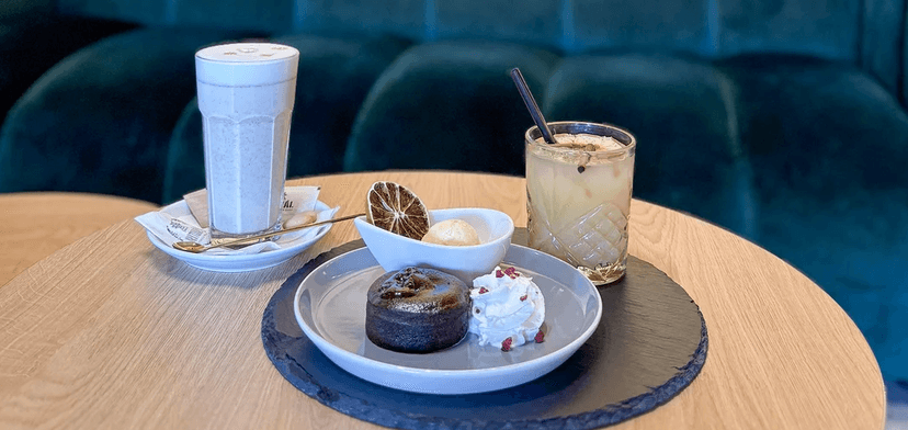 Chai latte, zimní koktejl a brownie v krásné kavárně