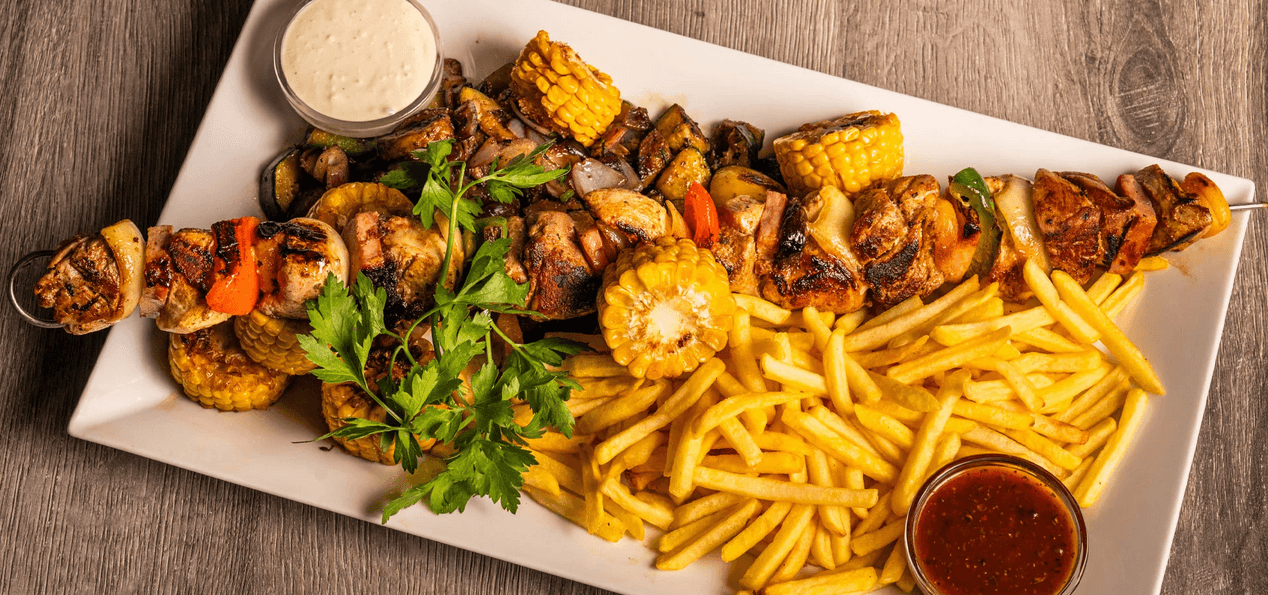 Hostina pro milovníky masa: špíz se 3 druhy masa, hranolky, zelenina i dezert pro 2 osoby