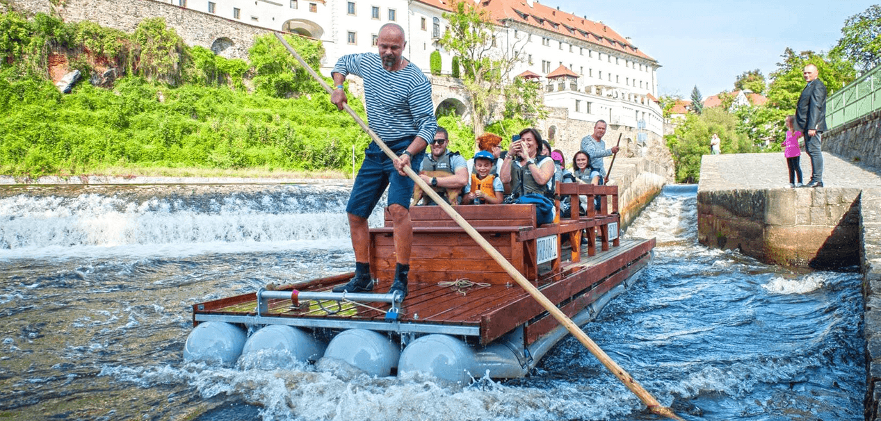 Projeďte se na voru centrem Českého Krumlova: adventní i letní plavby