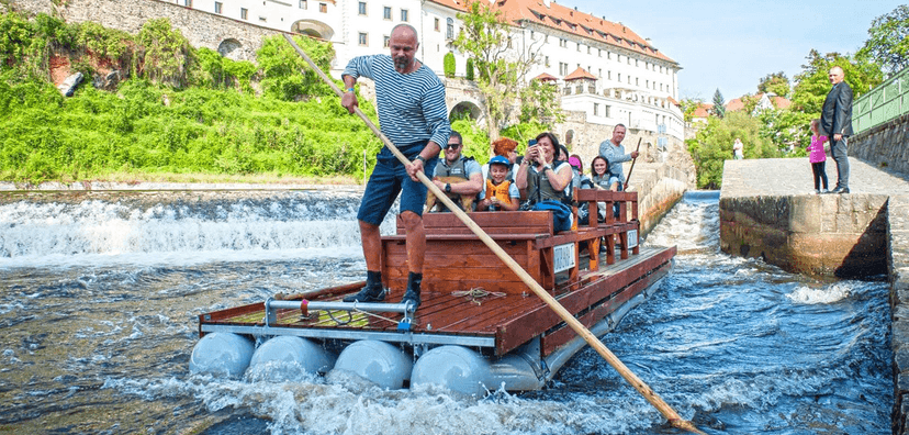 Projeďte se na voru centrem Českého Krumlova: adventní i letní plavby