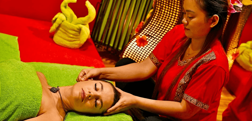 Hřejivý dotek Thajska: masáž nahřívaným olejem, bylinnými měšci či lávovými kameny