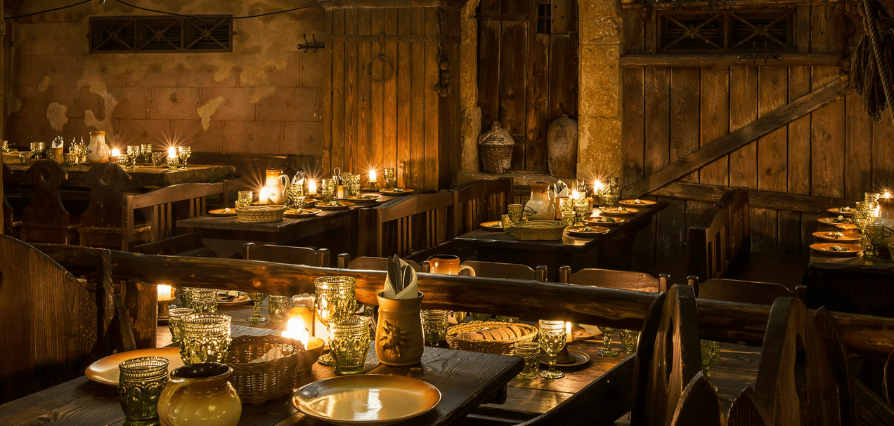 Historická show, tříchodové menu a neomezené nápoje pro 1 osobu