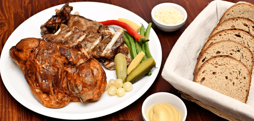 Masová hostina: pečené vepřové koleno nebo žebra s bramborovými dukátky