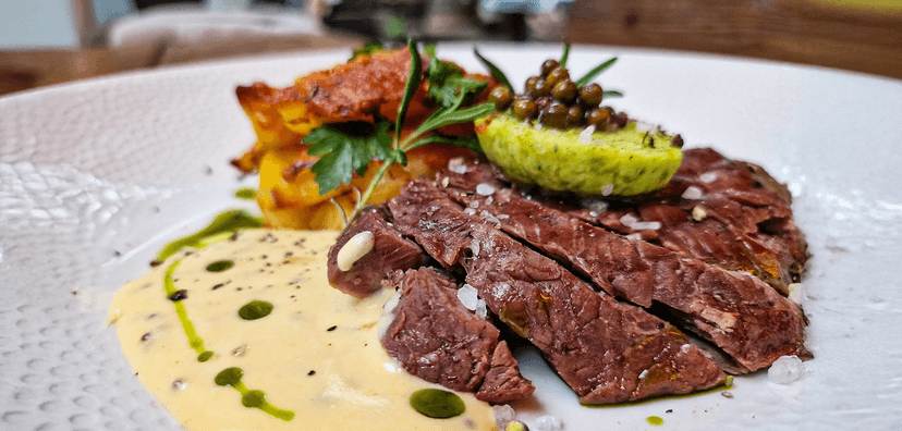Tříchodové degustační menu pro dva: francouzský tatarák, hovězí steak, dezert a láhev prosecca