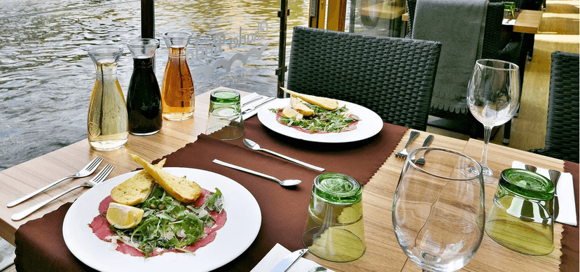 Karafa vína a carpaccio pro 2 s výhledem na Karlův most