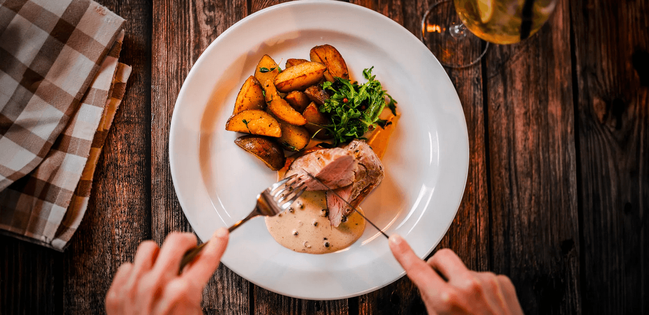 Odpočinek ve wellness a tříchodové menu na westernovém ranči pro 2 osoby