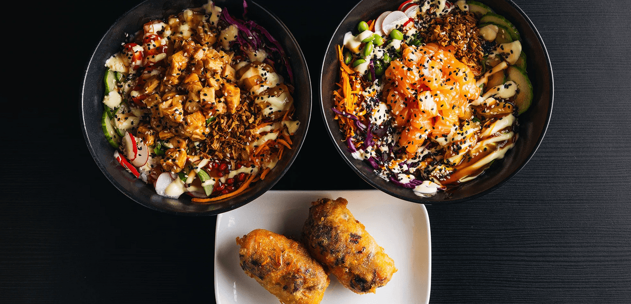 Havajský poke bowl s kuřetem, lososem či tofu a jarní závitek na odnos s sebou