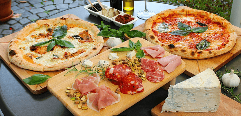 Romantická večeře pro dva: předkrm, neapolská pizza a degustační prkénko 