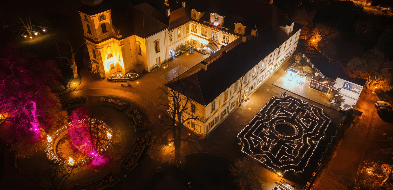 Vstupenky do osvětleného parku: Labyrinty světla, ráj srdce na Zámku Loučeň