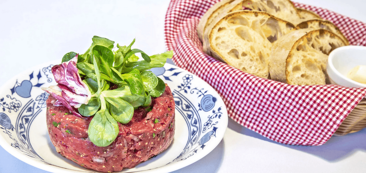 300 g tatarského bifteku se 6 topinkami 