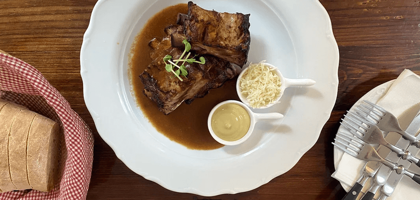 Žebra v marinádě pečená přes noc s domácím chlebem, hořčicí a křenem pro dva