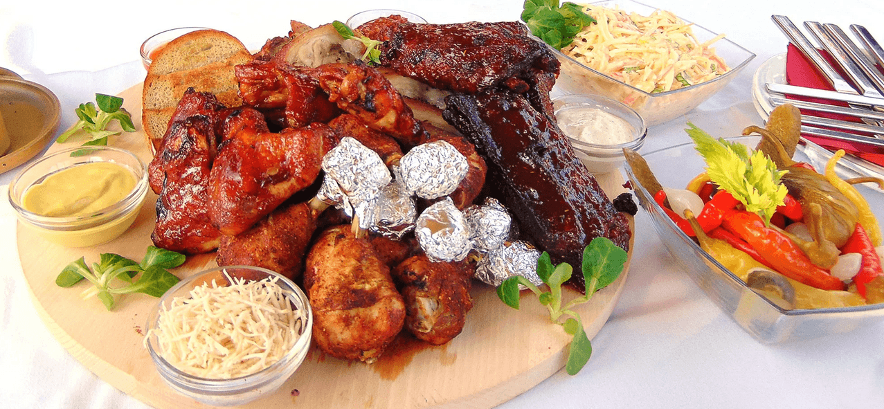 Pořádná porce: masové prkno o váze 2,2 kg, chleba a přílohy pro 2–4 osoby