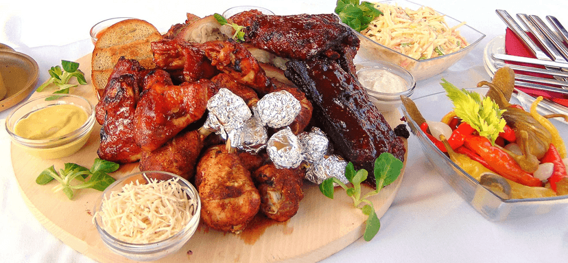 Pořádná porce: masové prkno o váze 2,2 kg, chleba a přílohy pro 2–4 osoby