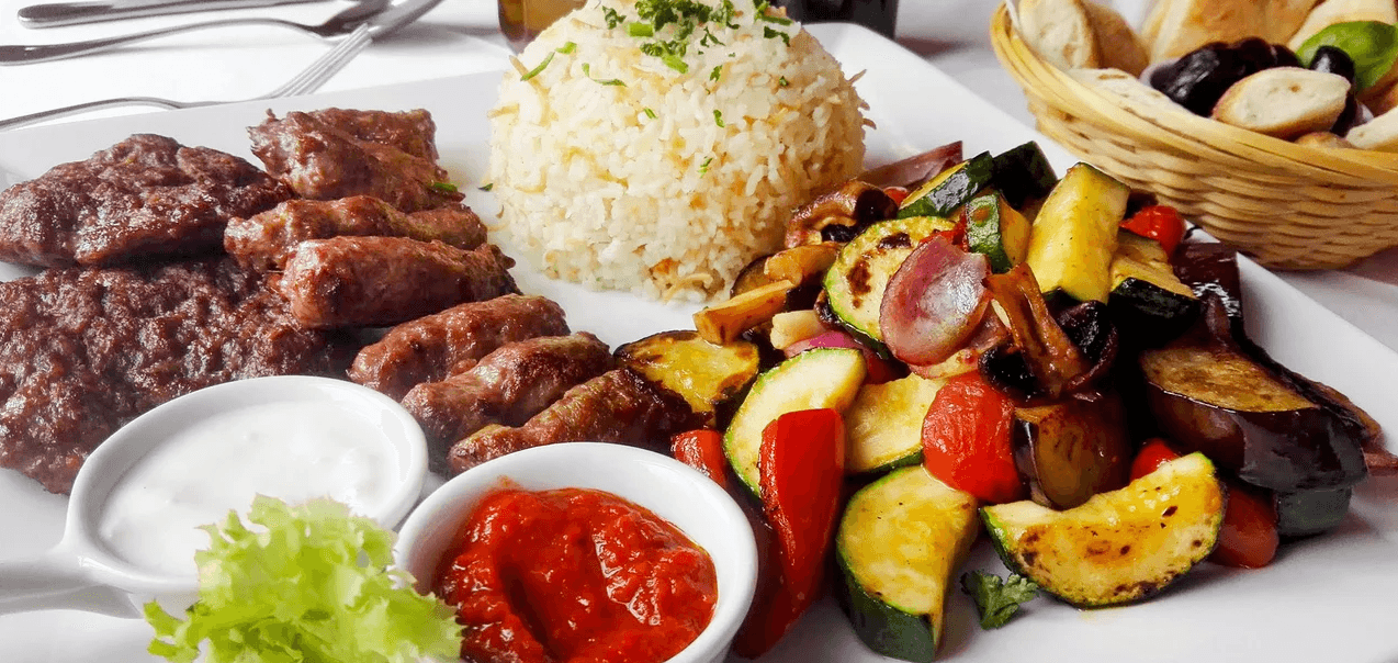 Balkán na talíři: pleskavice, čevabčiči a grilovaná zelenina pro 2 osoby 