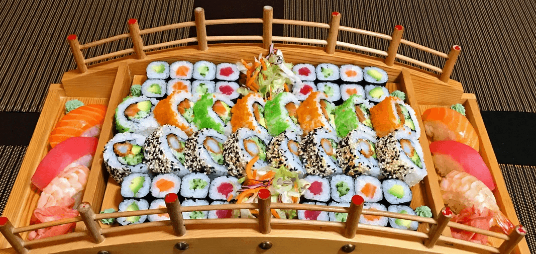 Sety s 24–72 ks sushi i miso polévkami, wakame saláty nebo minizávitky