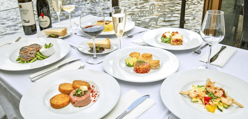 Čtyřchodové menu s výhledem na Karlův most pro dva: tataráček, rib eye nebo losos, cheesecake a víno
