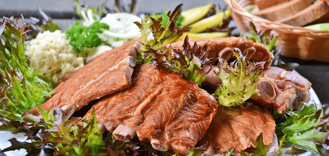 1 kg vařených vepřových uzených žeber s pečivem a oblohou