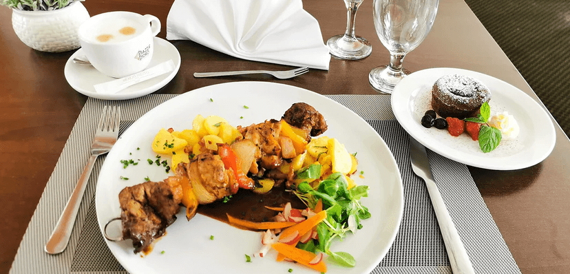 Tříchodové menu v Prachovských skalách pro 2 osoby: paštika, špíz a čokoládový fondán 