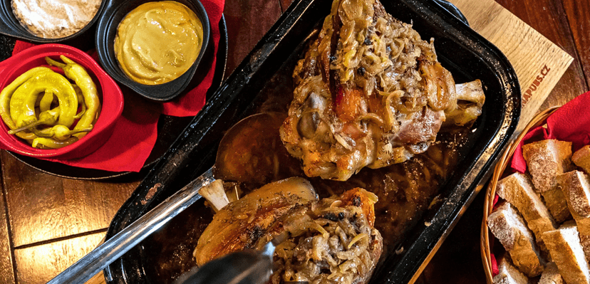 Pomalu pečená Chacharova kolena s hořčicí a křenem i dvěma či čtyřmi tankovými Mustangy 